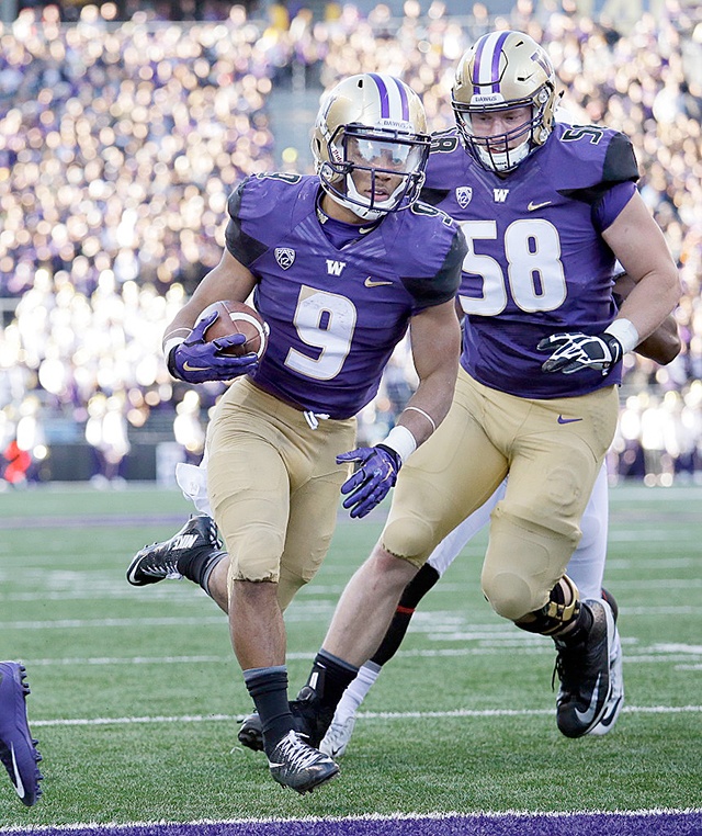 The Associated Press Washington’s Myles Gaskin (9) scores against Washington State as Kaleb McGary follows.