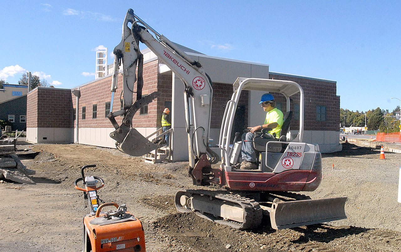 Tim Larsen of TEK Construction, Inc., uses an excavator at the site of a new pump station along Marine Drive in Port Angeles, part of the city’s combined sewer outflow project to handle wastewater and stormwater. (Keith Thorpe/Peninsula Daily News)