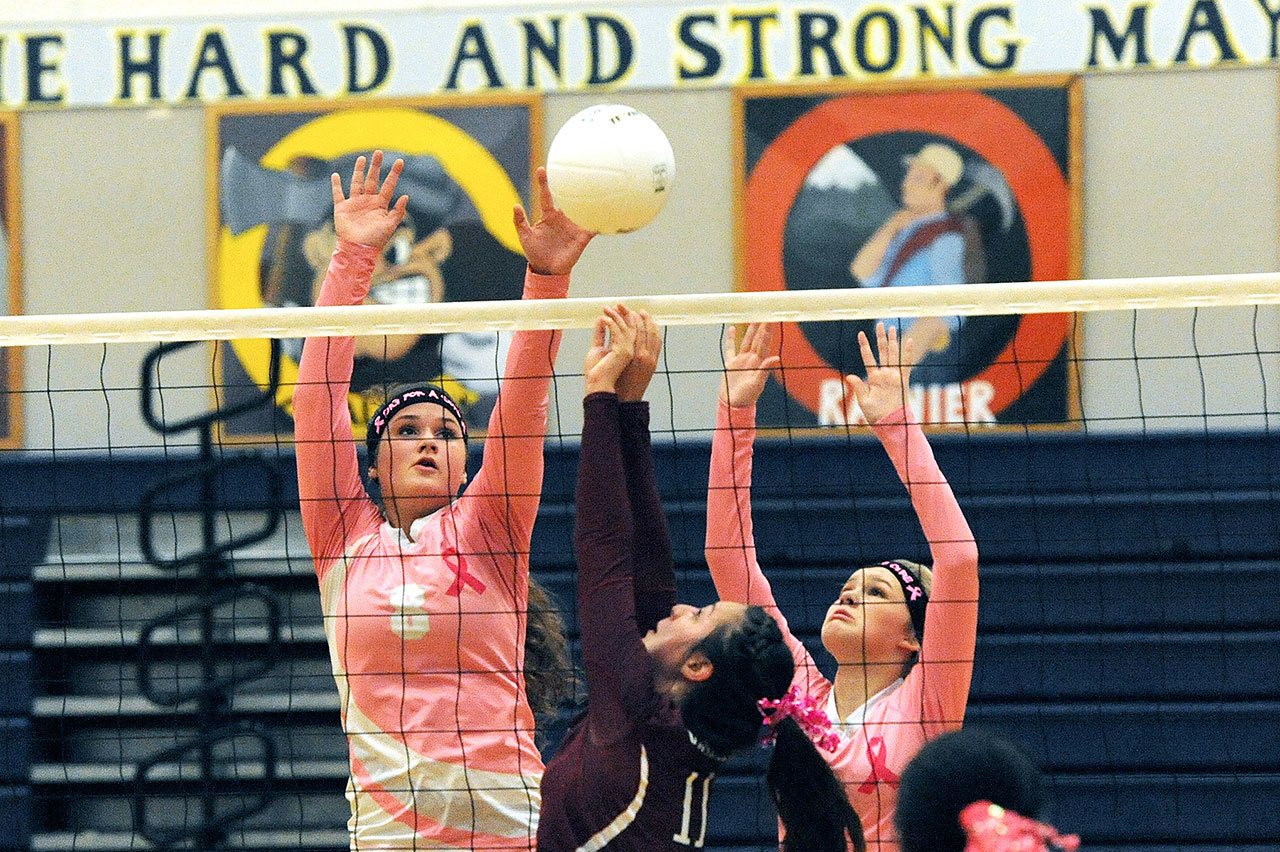 Lonnie Archibald/for Peninsula Daily News Rian Peters, 8, and Jayden Olson of Forks battle at the net with Hoquiam’s Angelica Wells, 11, during the Spartans’ five-set victory over the Grizzlies.