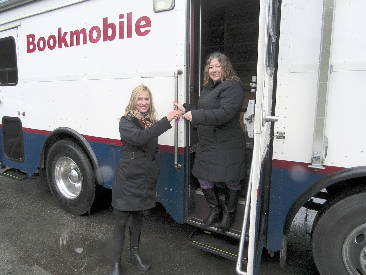 Jefferson County Library Director Meredith Wagner hands keys to Central Skagit Library Director Jeanne Williams. (Jefferson County Library)
