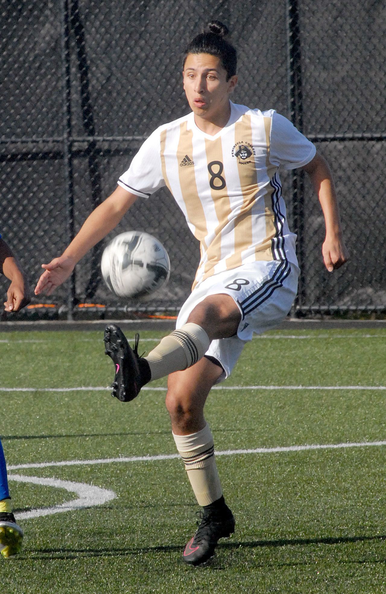Keith Thorpe/Peninsula Daily News Peninsula’s Jared Ortiz maneuvers the ball during a match last Saturday against Edmonds in Port Angeles.