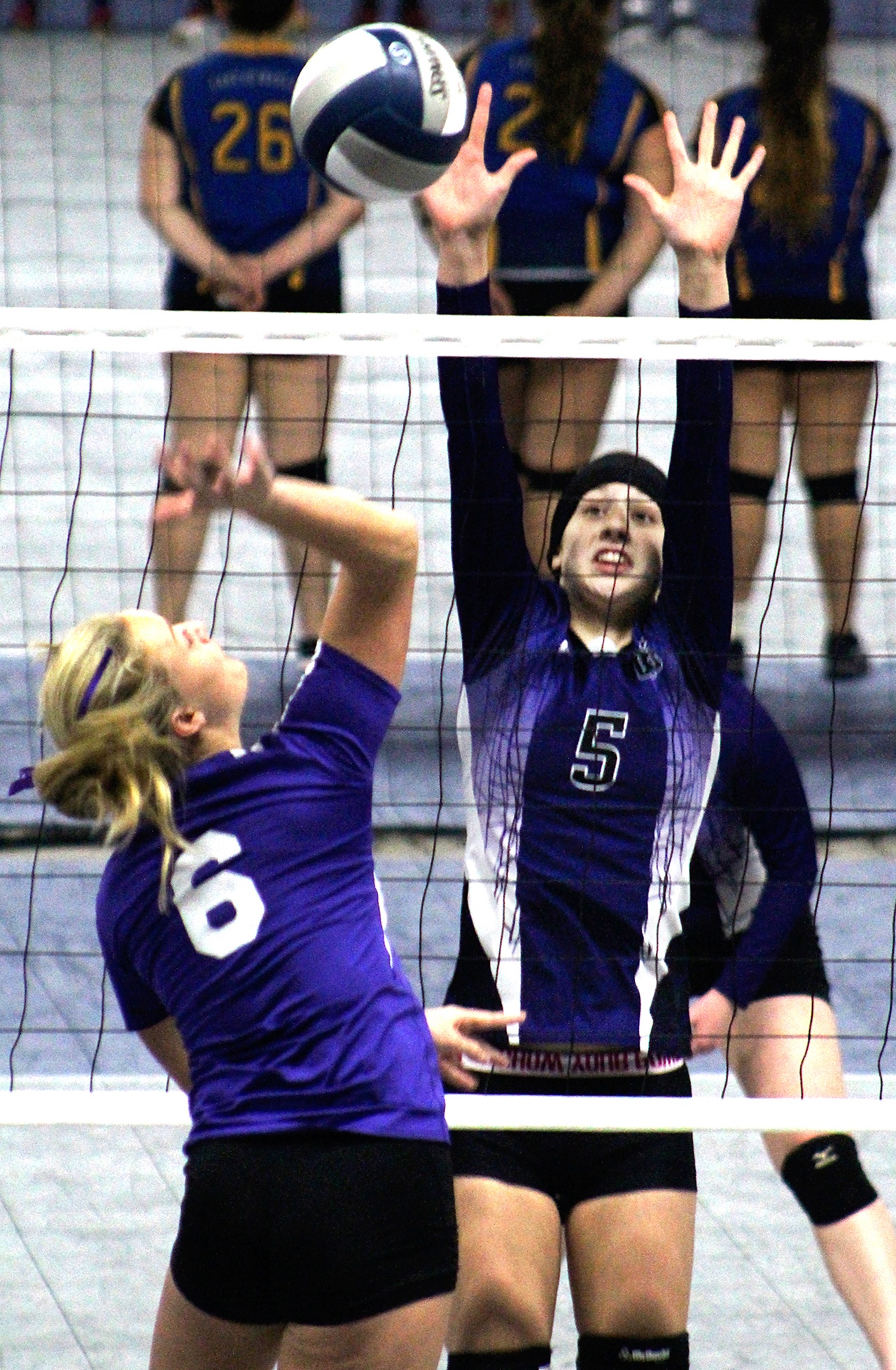 Roger Harnack/Daily Sun News Quilcene’s McKenzie Kieffer (5) prepares to block a return by Odessa-Harrington’s Maddy Wagner during the Class 1B State Volleyball Tournament at the Yakima Valley SunDome.