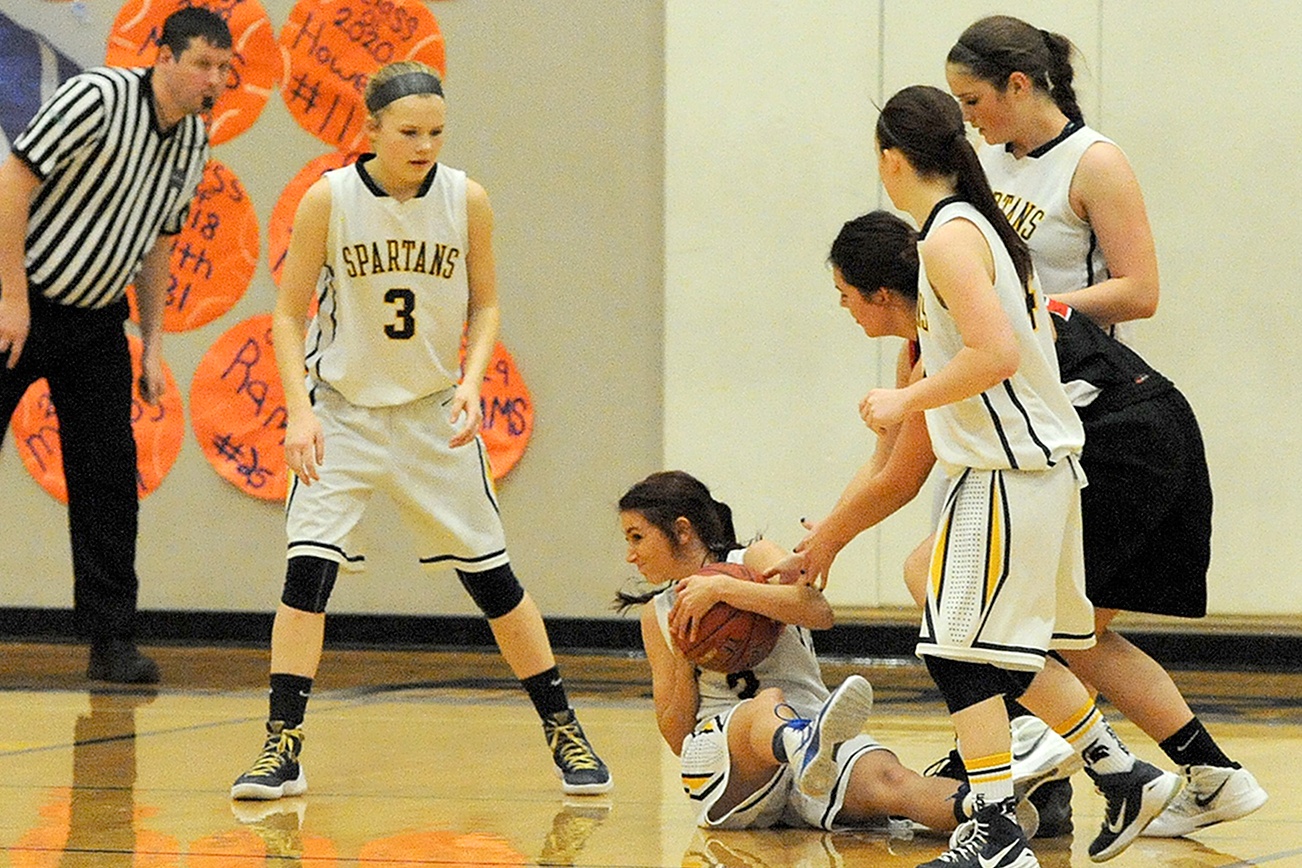 GIRLS BASKETBALL: Strong third quarter helps Neah Bay top Forks