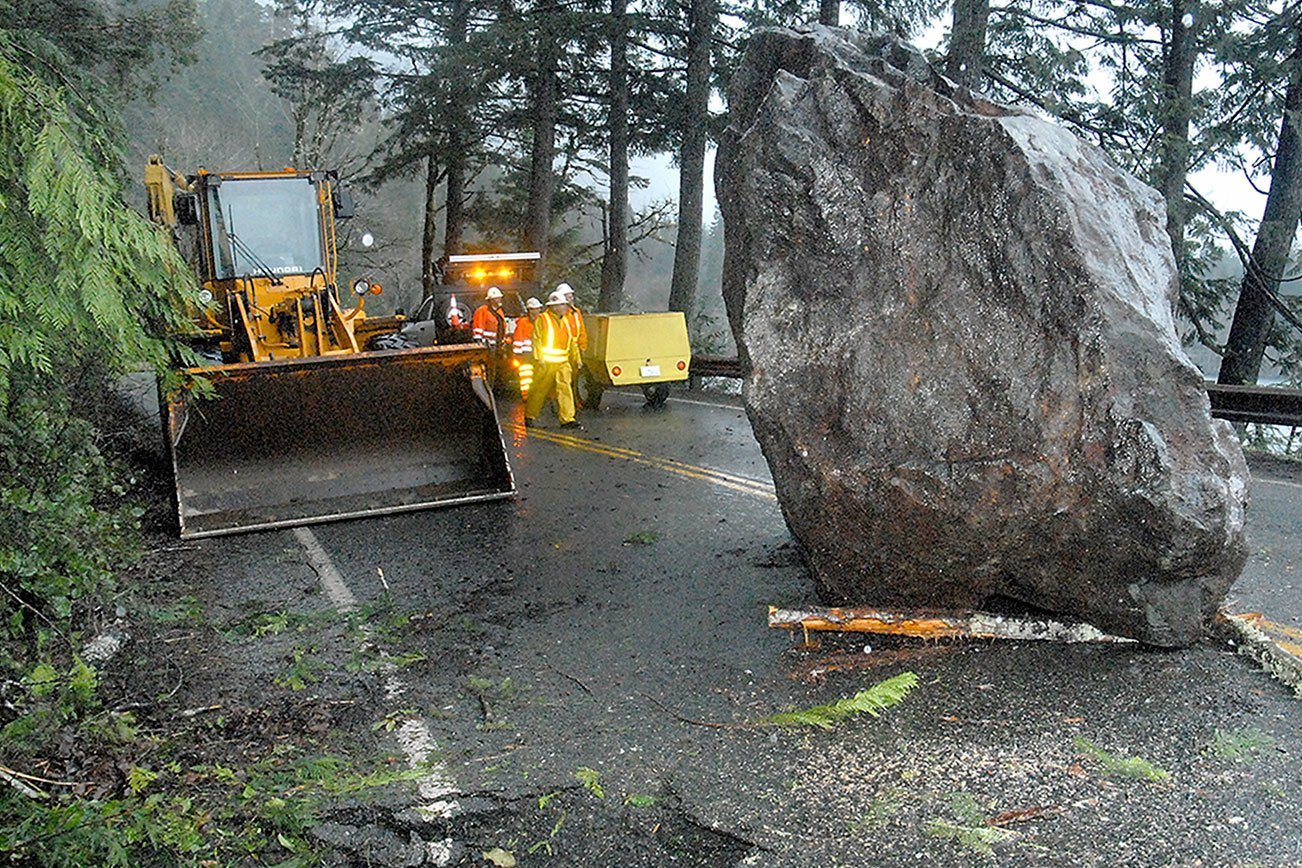 UPDATE: Highway 101 reopened after rockslide at Lake Crescent