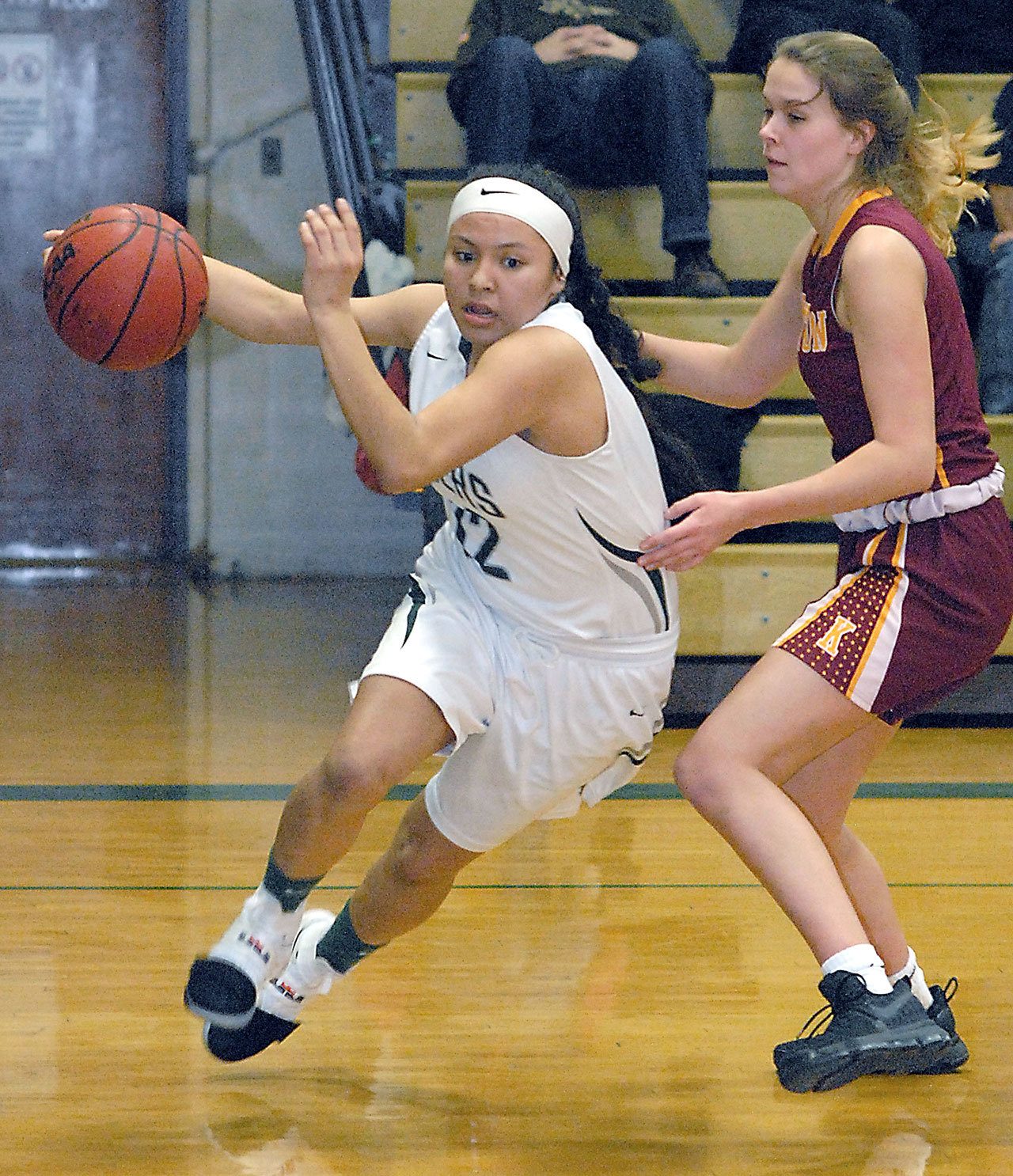 Keith Thorpe/Peninsula Daily News Port Angeles’ Cheyenne Wheeler, left, sweep around the defense of Kingston’s Avy Hiner in the first quarter of the Roughriders’ 33-27 victory over the Buccaneers.
