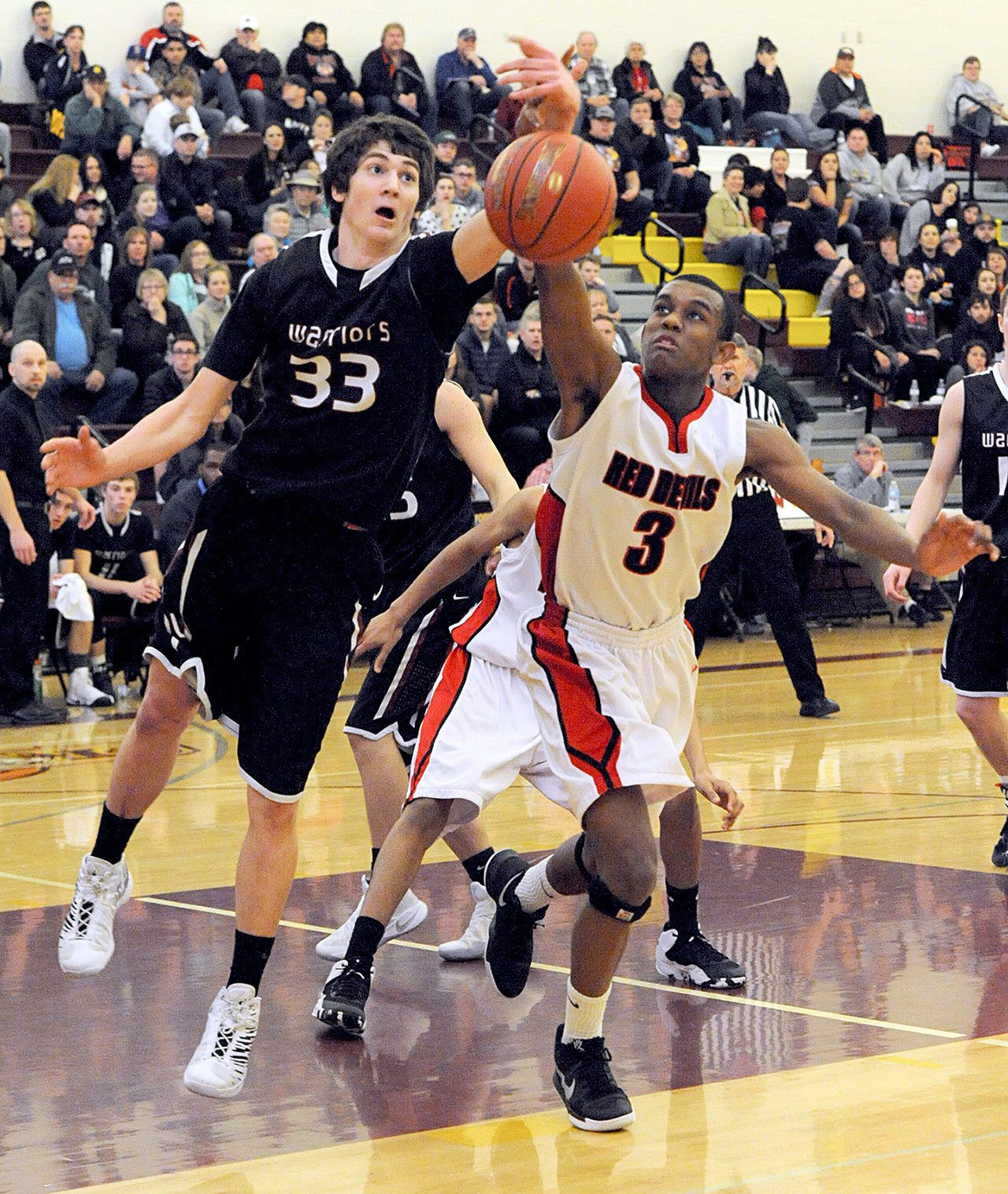 Lonnie Archibald/for Peninsula Daily News Neah Bay’s Anthony Bitegeko (3) and Almira/Coulee-Hartline’s Payton Nielsen go after a loose ball during their Class 1B state regional contest at Mount Tahoma High School on Saturday.