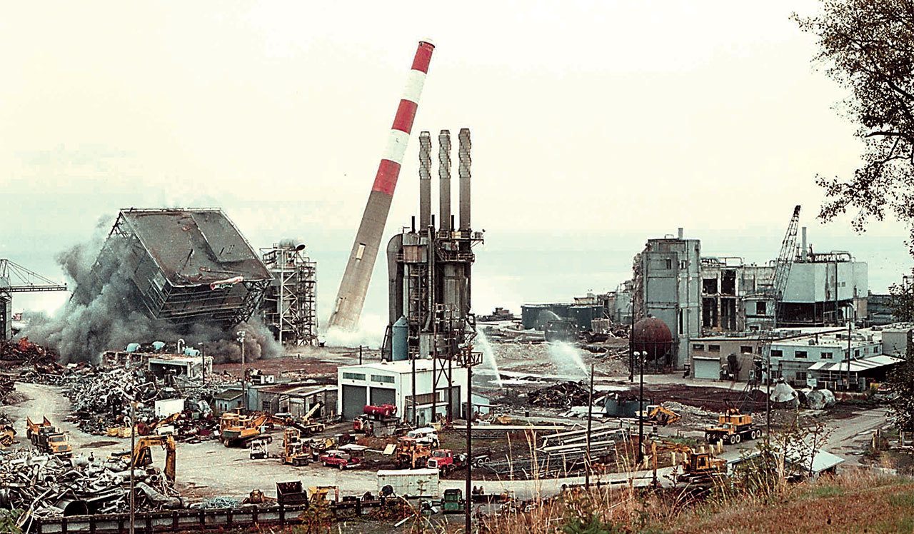 The recovery boiler and smokestack at Rayonier pulp mill in Port Angeles topple in a controlled implosion Oct. 30, 1998. (Keith Thorpe/Peninsula Daily News)