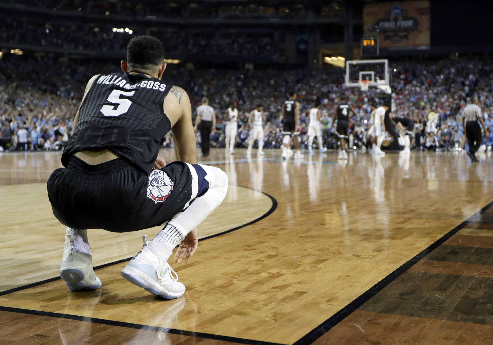 Gonzaga’s Nigel Williams-Goss (5) watches in the final seconds of the the finals of the Final Four NCAA college basketball tournament against North Carolina, Monday, April 3, 2017, in Glendale, Ariz. North Carolina won 71-65. (AP Photo/Mark Humphrey)
