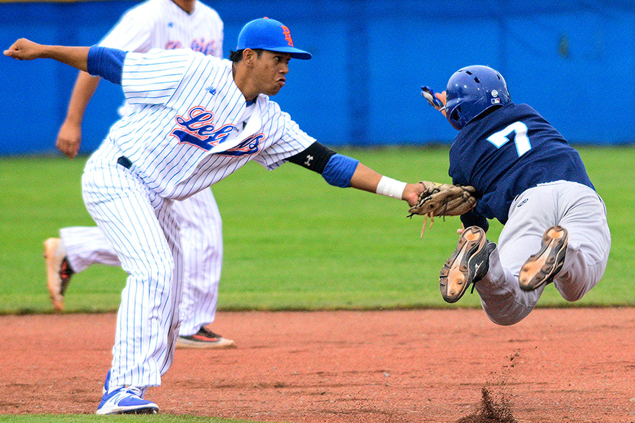 LEFTIES: New squad drops inaugural game, but big crowd enjoys the show