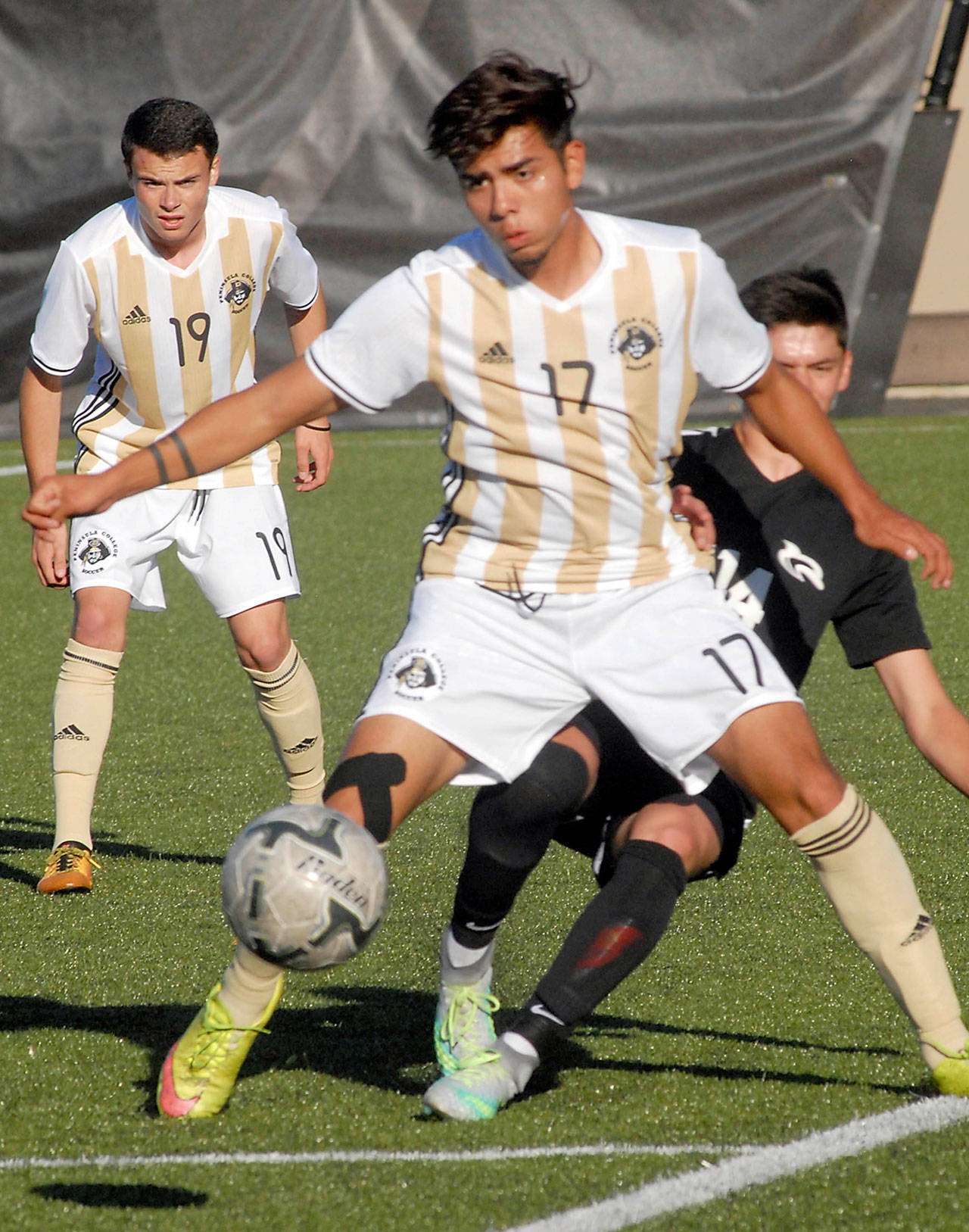 Keith Thorpe/Peninsula Daily News Peninsula’s Cesar Gervacio, front, plays in a September 2016 match against Shoreline.