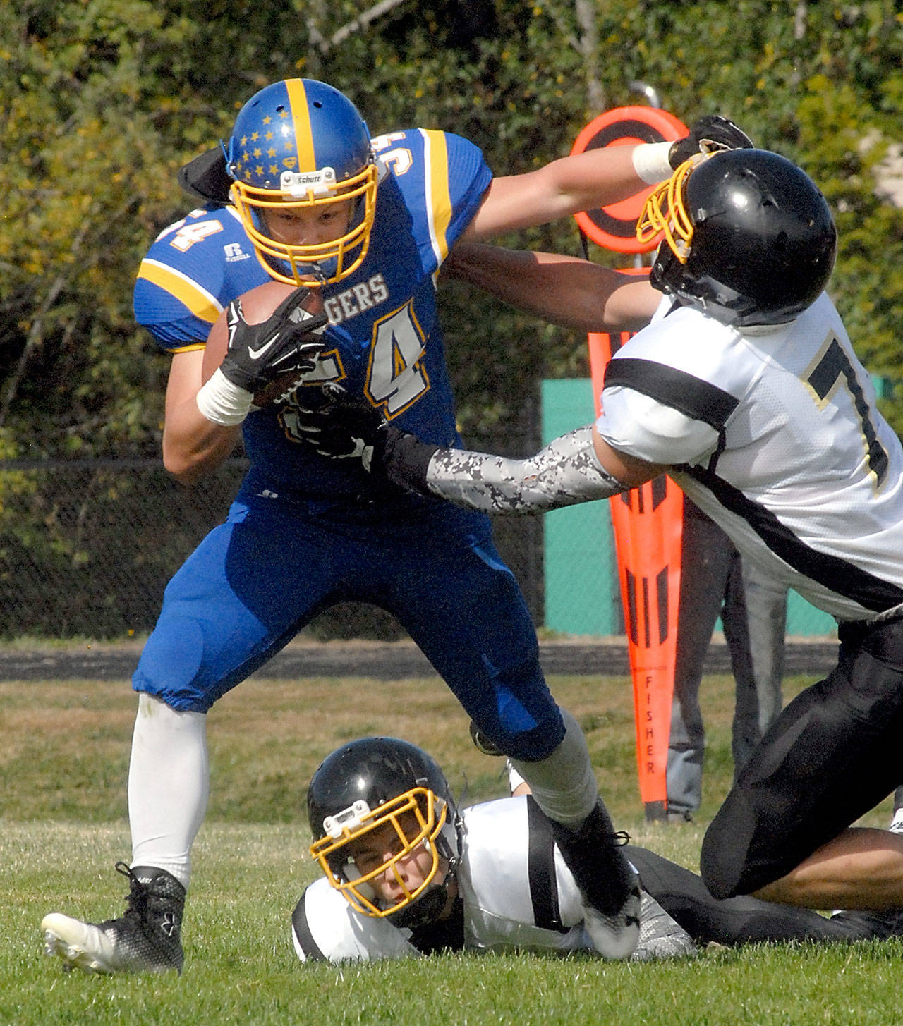 Keith Thorpe/Peninsula Daily News Crescent’s Noah Leonard evades the defense of Clallam Bay’s Ryan McCoy, left, after bypassing Clallam Bay’s Ryan Strid during the first quarter on Saturday in Joyce.