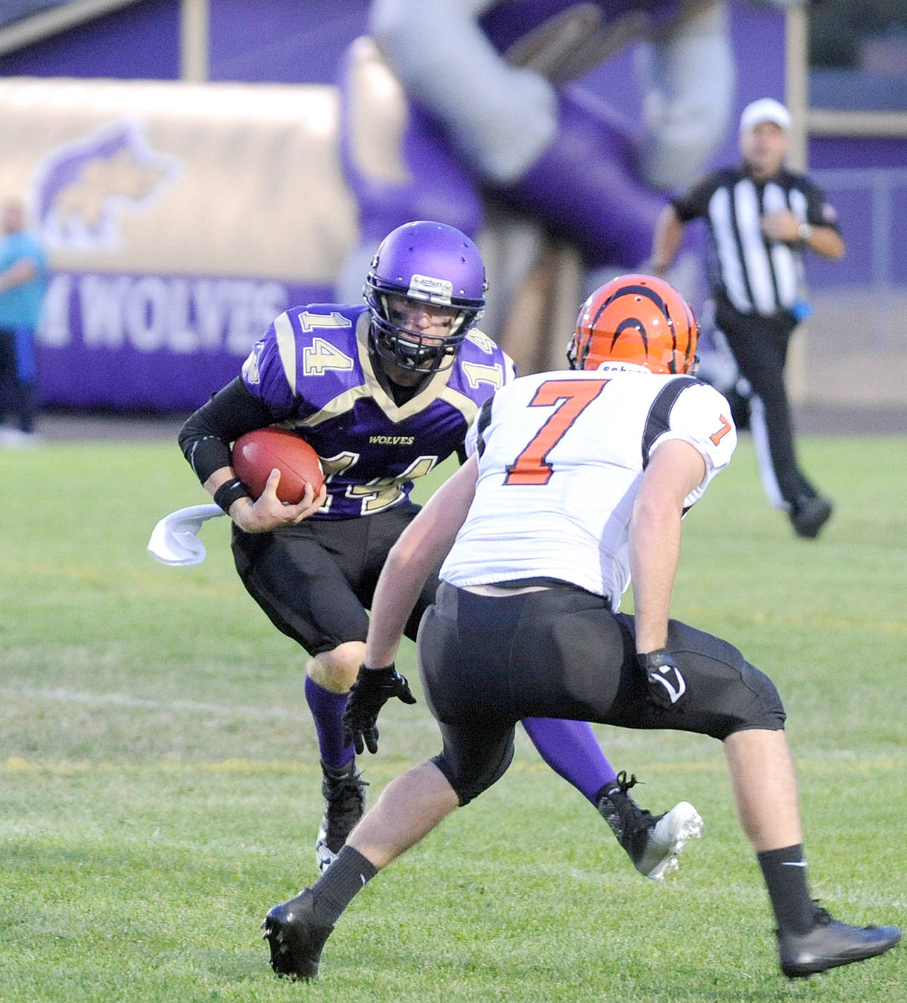 Michael Dashiell/Olympic Peninsula News Group Sequim’s Riley Cowan looks upfield while running during the Wolves’ win over Centralia last week.