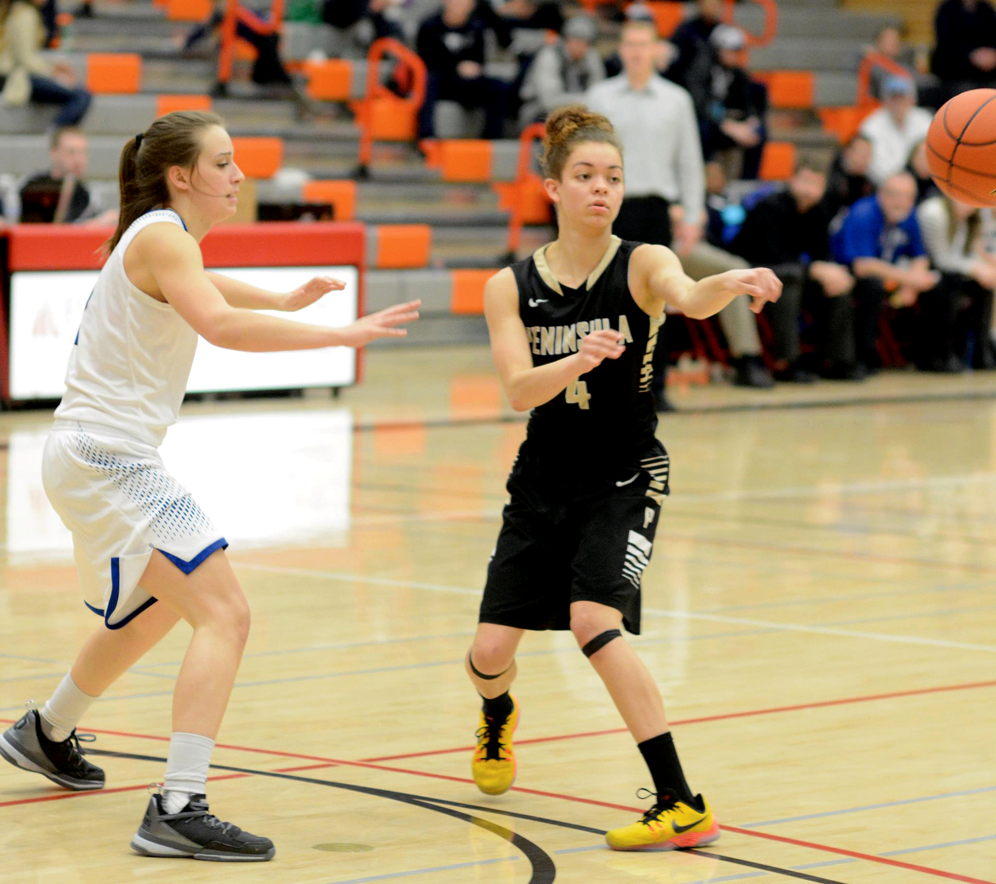Peninsula College sophomore Zhara Laster makes a pass while Lane's Sara Kesling defends during the NWAC championship game Sunday in Everett. (Rick Ross/Peninsula College Athletics)