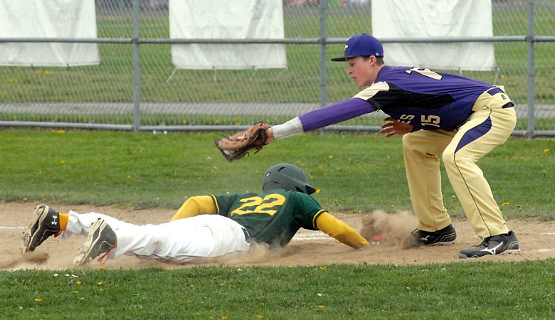 Sequim first baseman Logan Hankinson tries to catch Vashon base runner Jeremy Pilgram-Stoppel off the bag during the second inning. (Keith Thorpe/Peninsula Daily News)