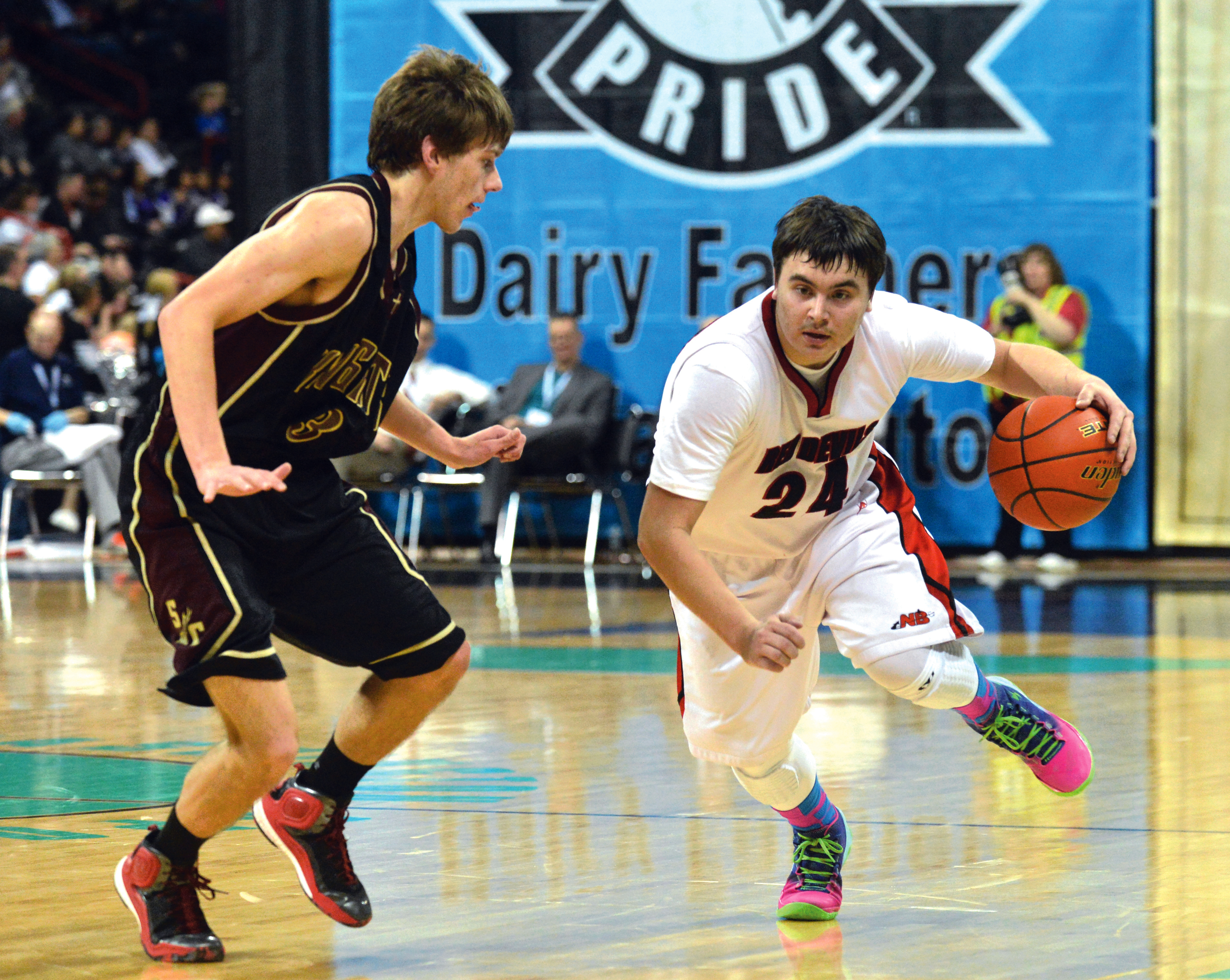 Neah Bay's Ryan Moss looks for space against the defense of Sunnyside Christian's Luke Wagenaar during the state semifinals. (Al Camp/Omak-Okanogan County Chronicle)