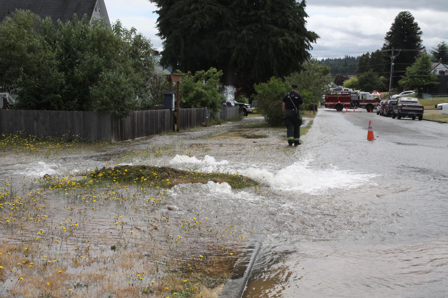 A break of a 10-inch asbestos concrete water line in front of a house at 123 W. Ninth St. in Port Angeles on Sunday morning caused a flood of water and closed Ninth Street between Laurel and Oak streets. (Dave Logan/for Peninsula Daily News)