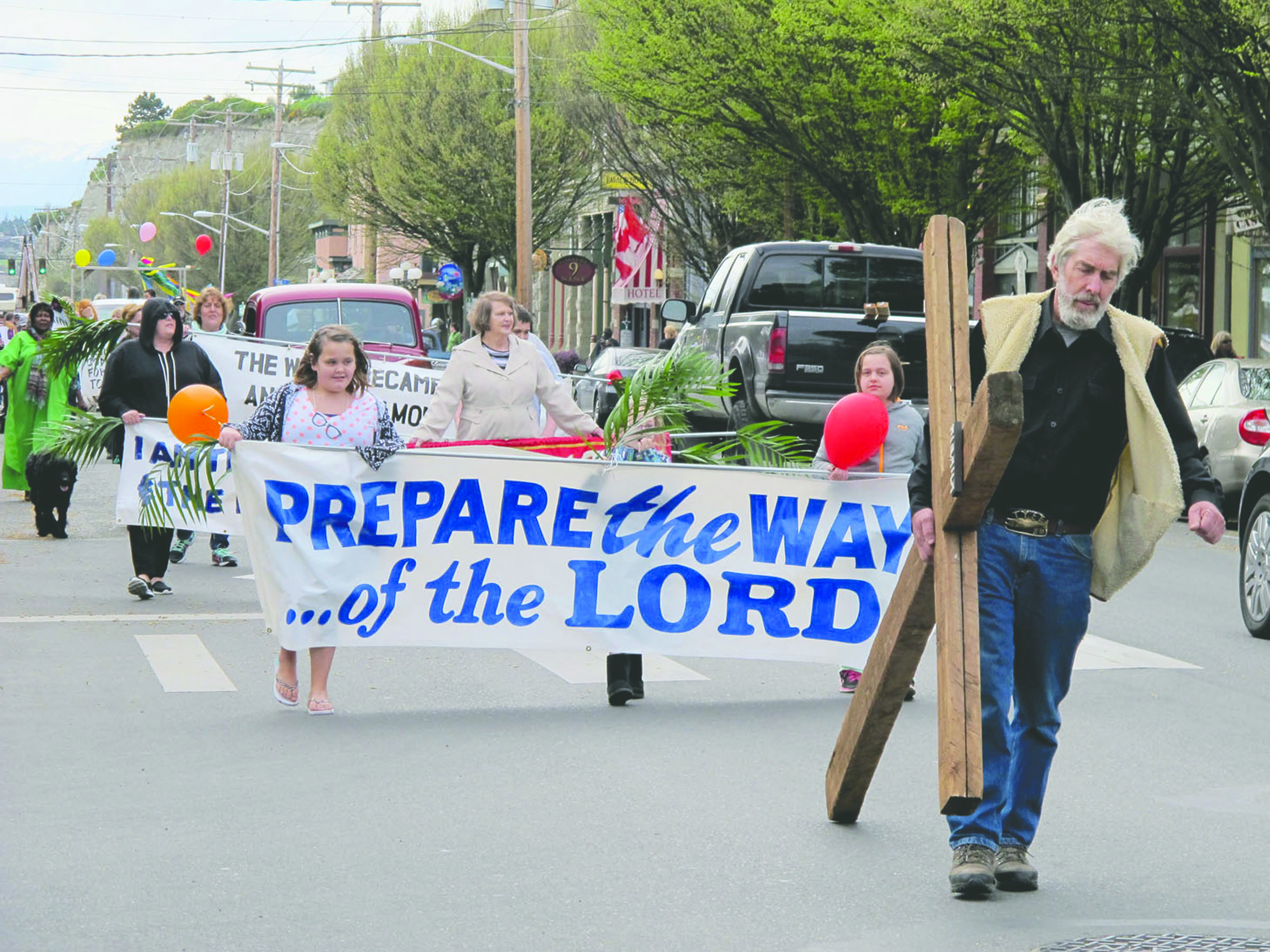 Don Saunders of Oak Bay Baptist Church carries a cross in the 2015 parade. ()