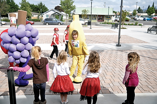 Gayle Stewart greets youths at the Sequim-Dungeness Valley Healthy Community Coalition kickoff event last weekend in Sequim. (Michael Dashiell/Olympic Peninsula News Group)