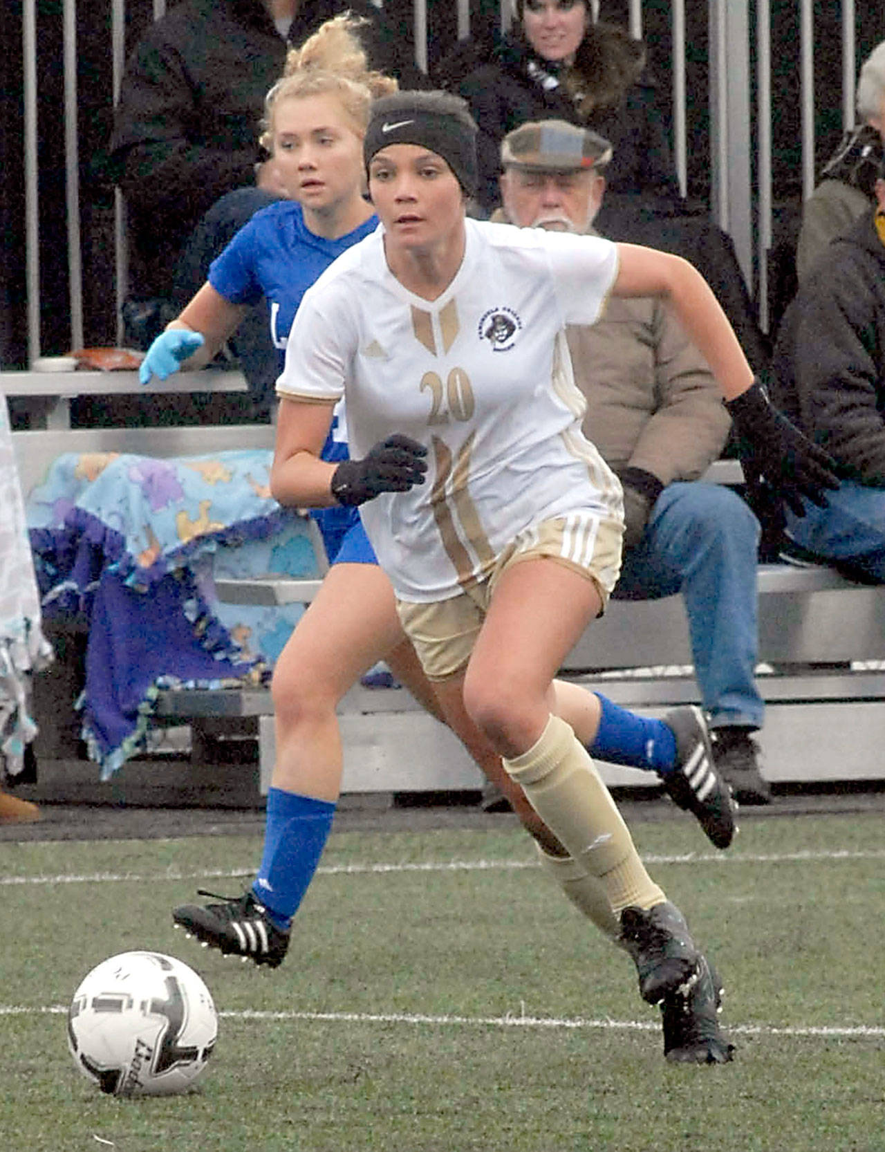 Keith Thorpe/Peninsula Daily News Peninsula’s Jordyn DiCintio dribbles upfield during Saturday’s NWAC quarterfinal game against Lane in Port Angeles.