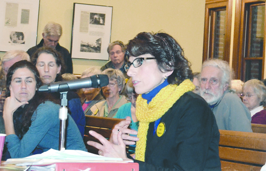 Port Townsend Library Director Theresa Percy addesses the City Council on the ongoing renovations at the Carnegie Library. Charlie Bermant/Peninsula Daily News