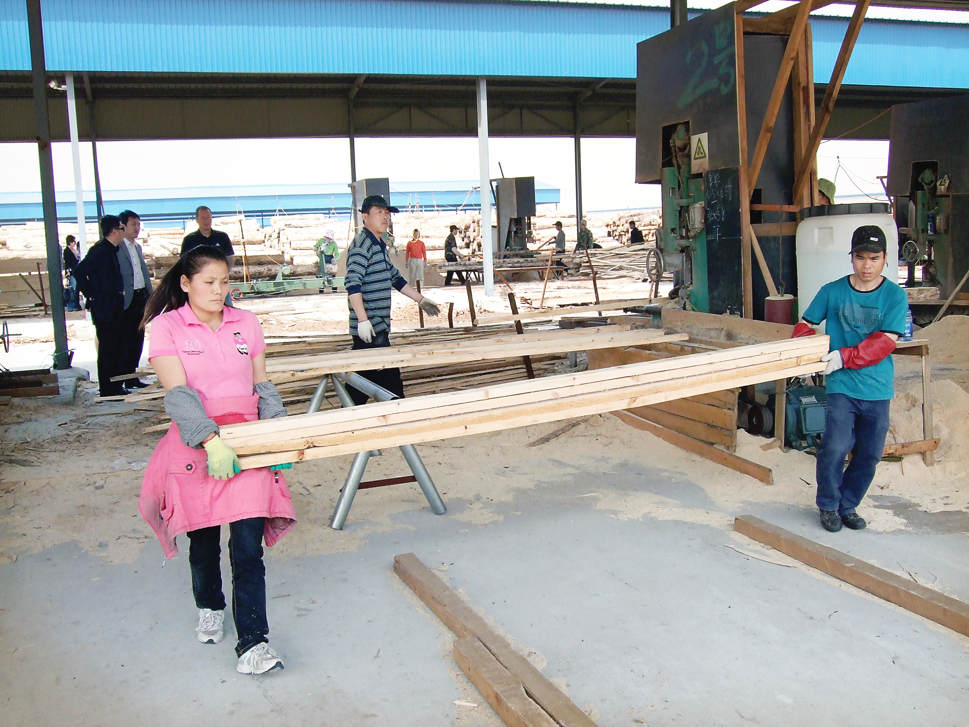 Workers stack lumber milled near where logs from the U.S. are offloaded in China. Bob Cartano/Munro LLC