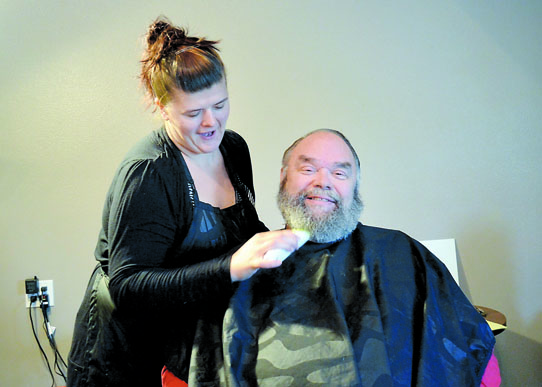 Jayme Seabrook gives Charlie Hetrick of Quilcene a haircut and a trim. Charlie Bermant/Peninsula Daily News