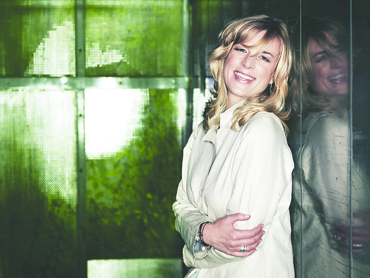 Julie Naylor plays the Highway 20 Road House in Port Townsend on Friday.