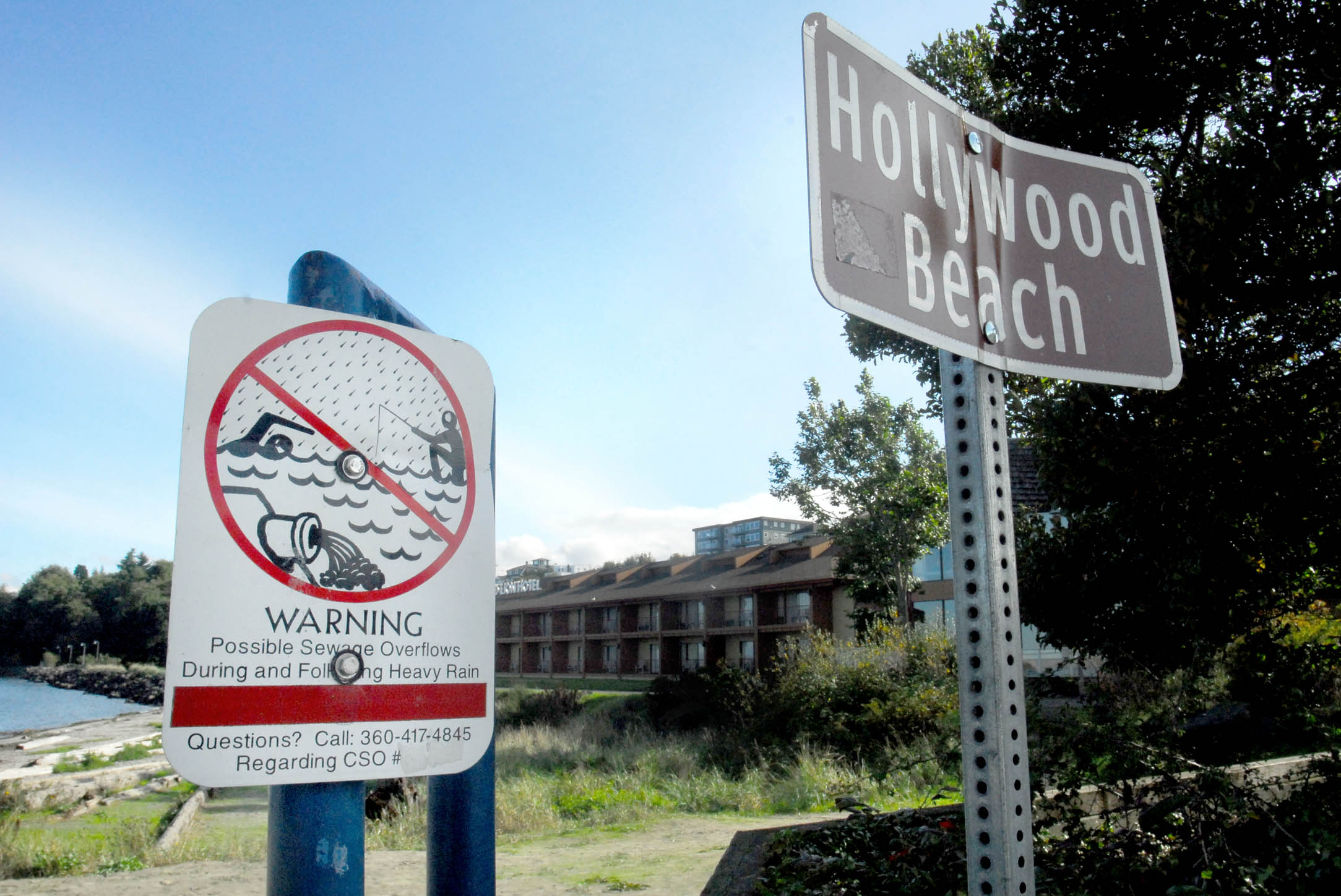 A sign permanently posted at Hollywood Beach in Port Angeles warns of potential hazards during periods of sewage outflows into the harbor during heavy rains. Keith Thorpe/Peninsula Daily News