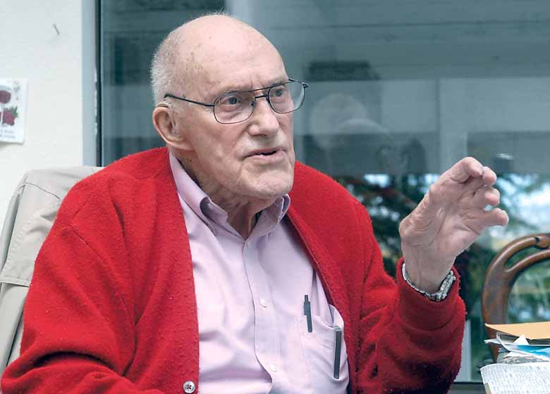 Sculptor Duncan McKiernan of Port Angeles describes his experiences at the Battle of Leyte during World War II. Keith Thorpe/Peninsula Daily News