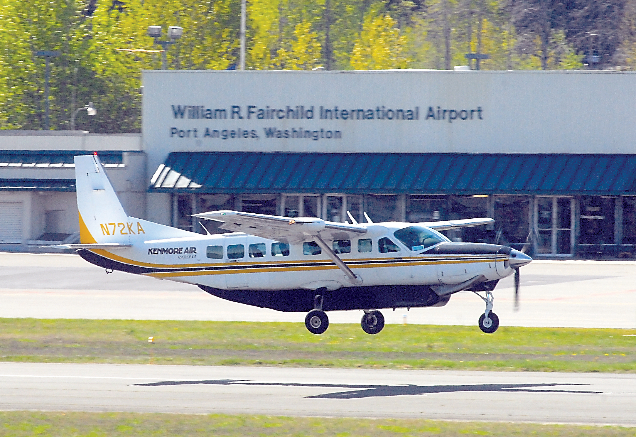 A Kenmore Air Express commuter plane lands at William R. Fairchild International Airport in Port Angeles. Keith Thorpe/Peninsula Daily News