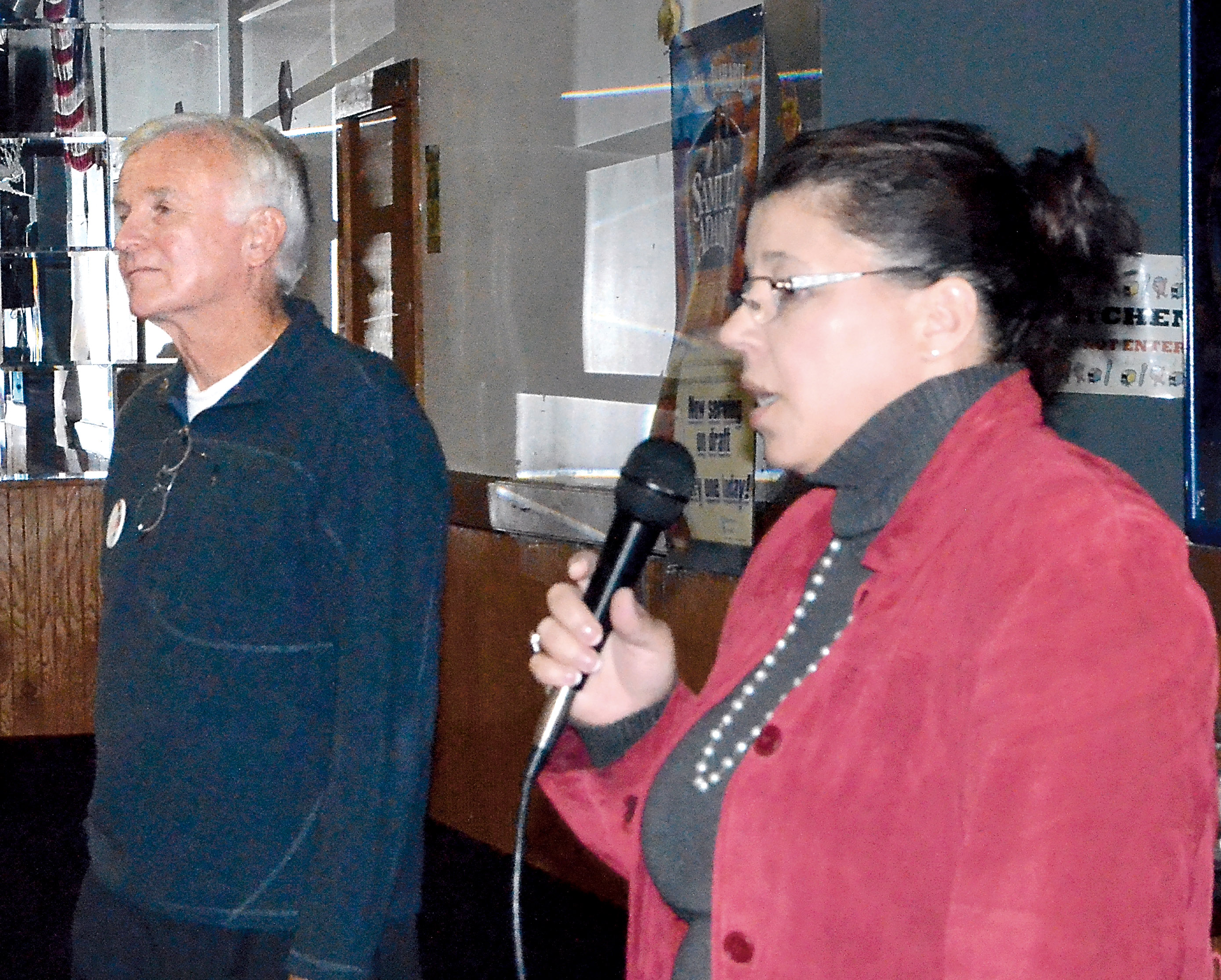 Jefferson County sheriff candidates Dave Stanko and Wendy Davis address the Port Townsend Kiwanis Club on Wednesday. — Charlie Bermant/Peninsula Daily News