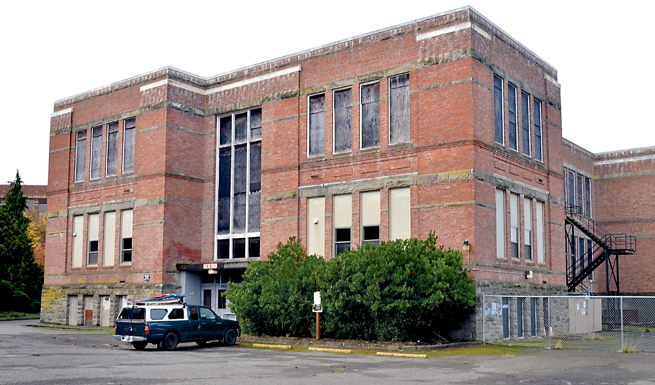 The Port Townsend School District has temporarily abandoned demolishing the Lincoln Building to study the prospects of its conversion to a low-cost housing facility. — Charlie Bermant/Peninsula Daily News