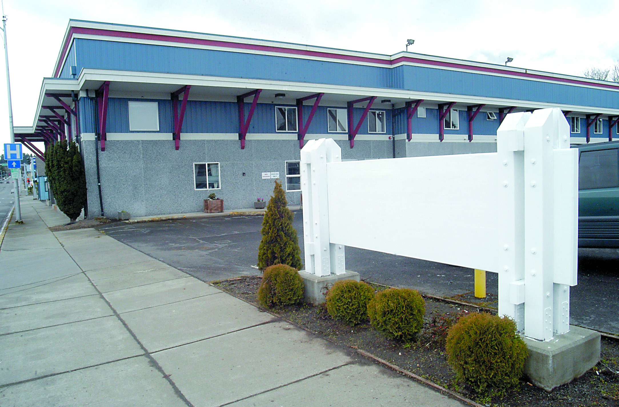A blank sign stands in front of the offices of the former Peninsula Community Mental Health center in Port Angeles on Wednesday pending the unveiling of the organization's new name. Keith Thorpe/Peninsula Daily News
