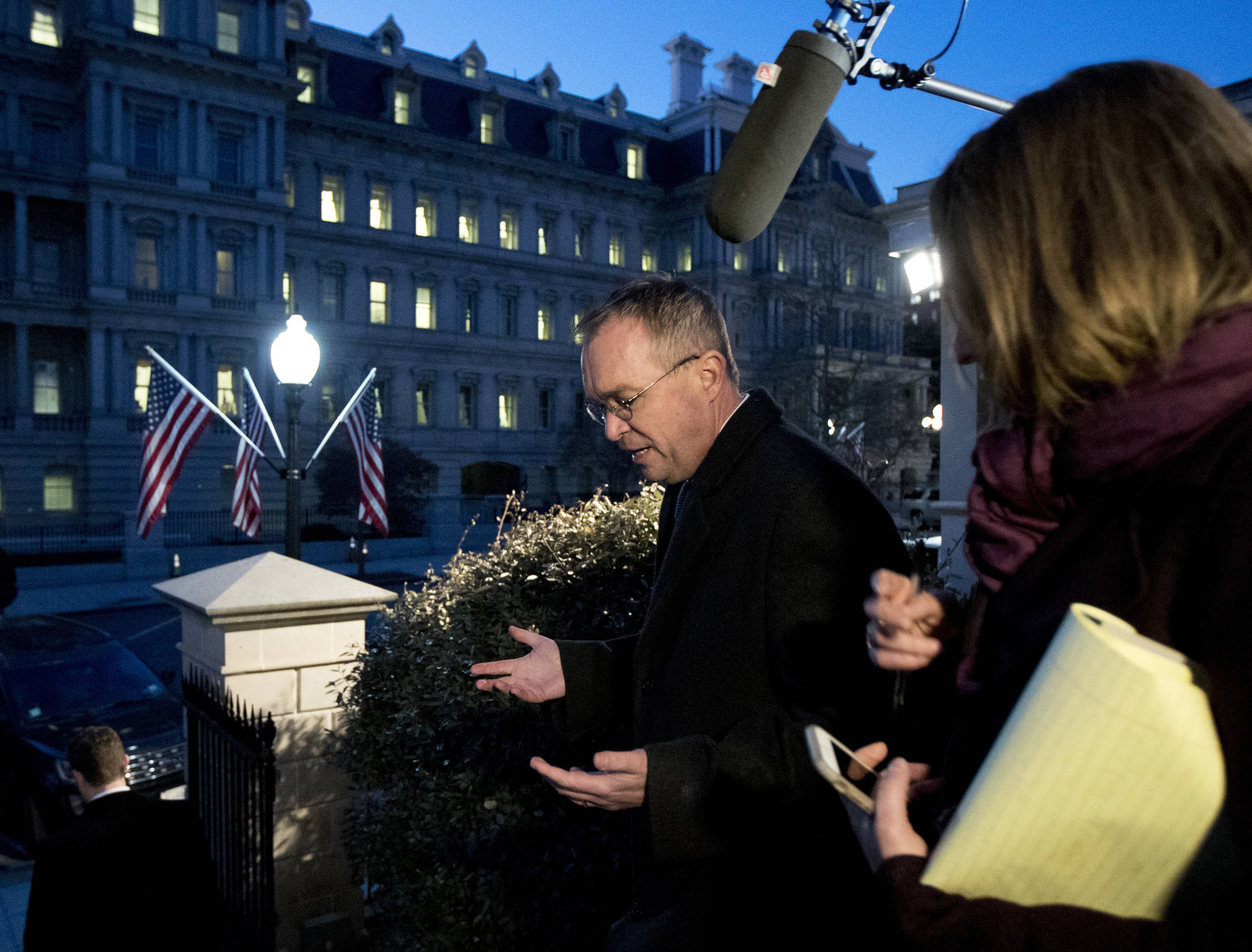 U.S. government shuts down; Dems, GOP blame each other