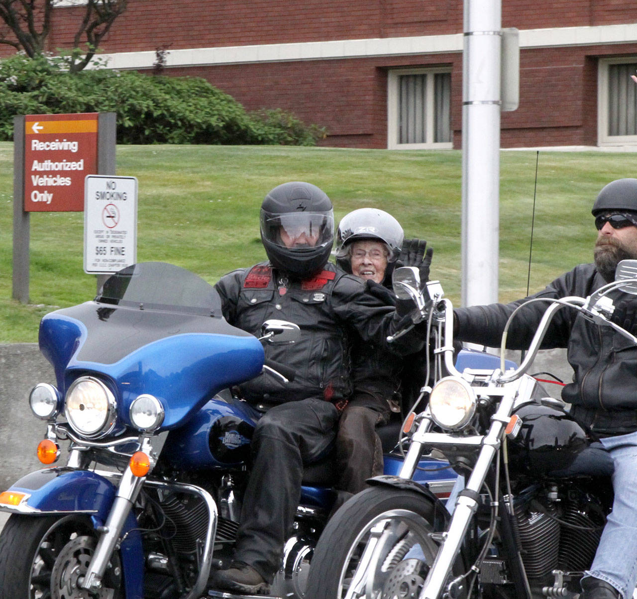 PHOTO: Motorcycle ride checked off 104-year-old’s bucket list