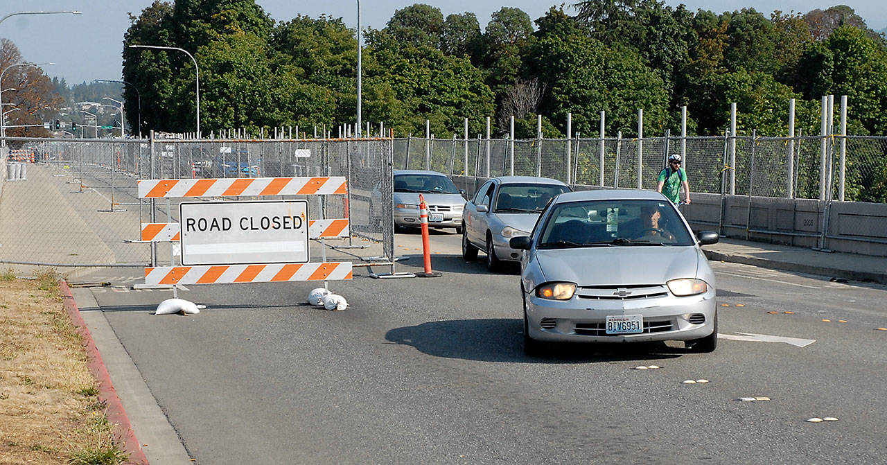 Traffic makes its way across the Eighth Street bridge over Valley Creek in Port Angeles after construction crews switched westbound traffic to the opposite lane Friday to accommodate work to replace the bridge railings. (Keith Thorpe/Peninsula Daily News)