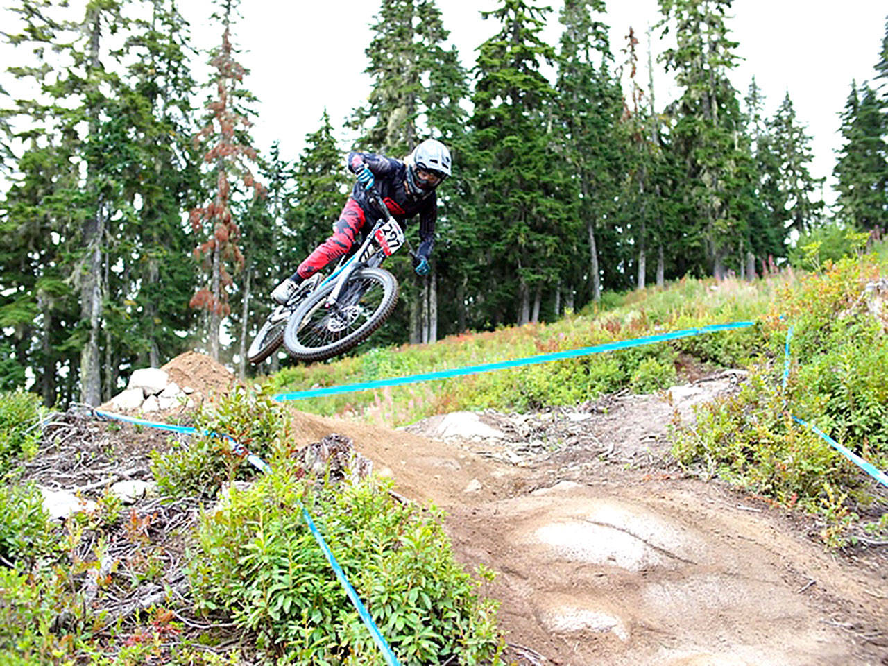Mathew Mangano of Port Angeles, the overall winner of the Cat 2 Men’s 15-18 category of the Northwest Cup, rides at the final race of the eight-race Northwest Cup series at Stevens Pass on Sunday. Mangano had already locked up the Cat 2 championship and so rode in the Cat 1 0-18 expert division, finishing fourth out of 13 riders. (Mountain Sports Photography)