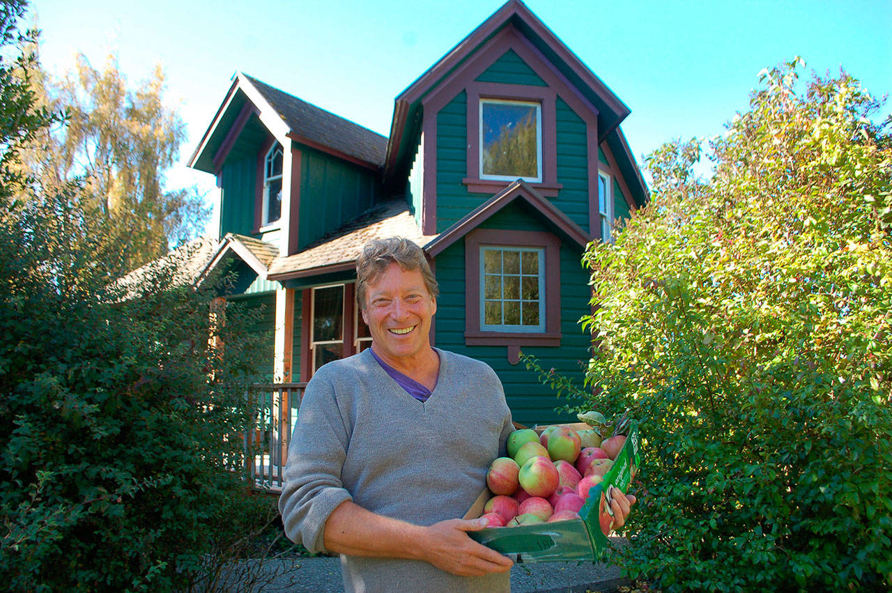 Mark Schwartz, Williams Manor host and coordinator of Apple Stock, prepares for the annual fundraiser running today and Saturday at Williams Manor in Sequim. (Erin Hawkins/Olympic Peninsula News Group)
