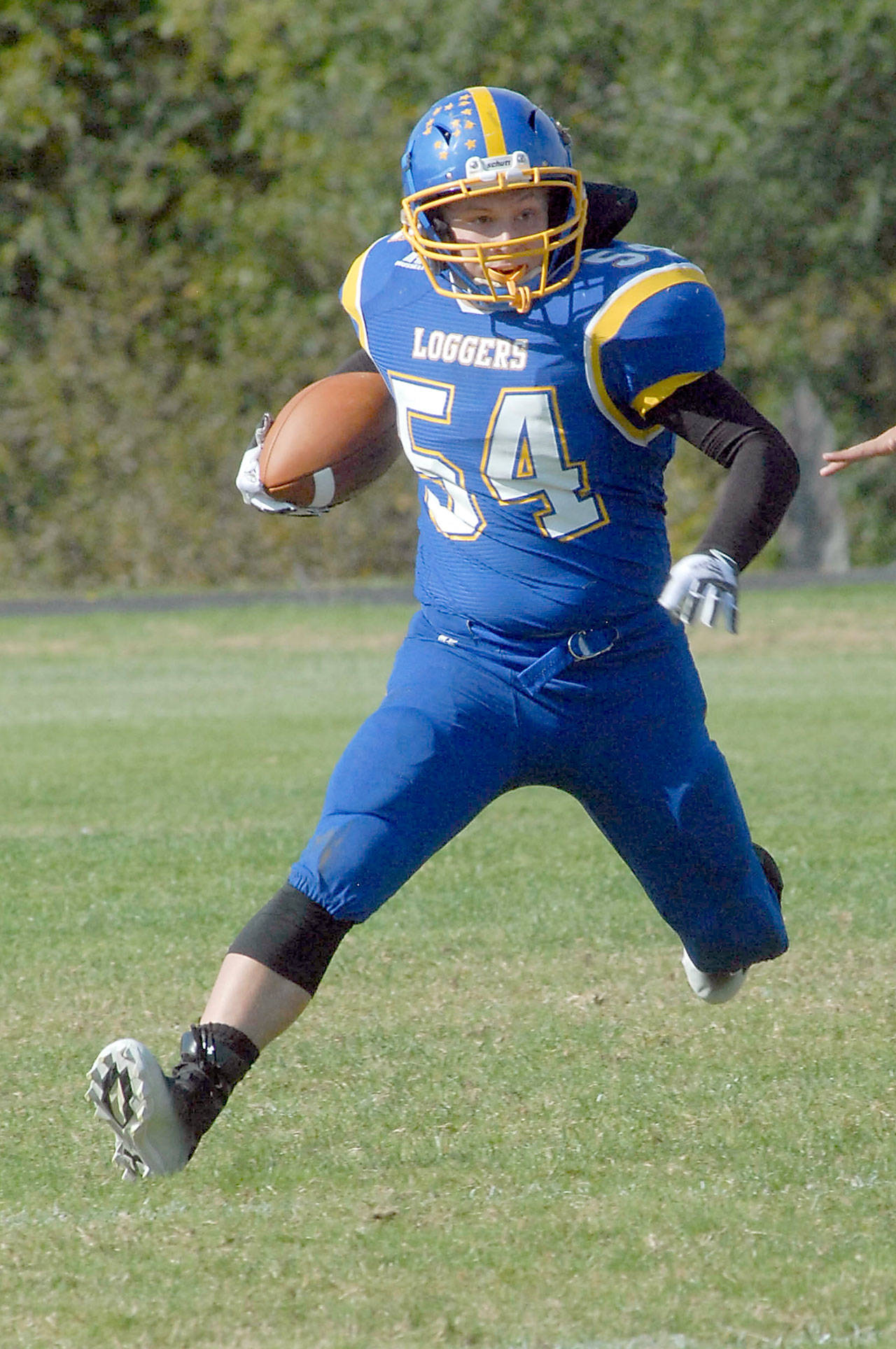 Crescent’s Noah Leonard rushes during his team’s September game against Clallam Bay in Joyce. (Keith Thorpe/Peninsula Daily News)