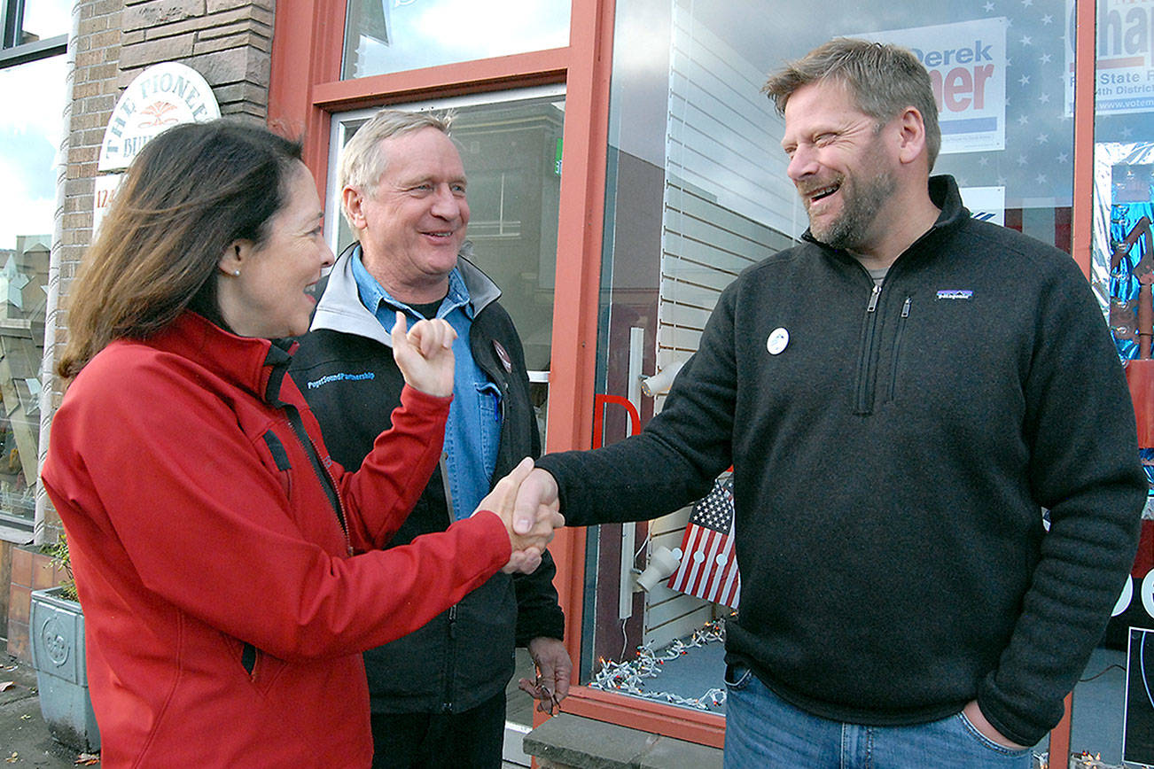 PHOTO: Cantwell visits Democrats in Port Angeles