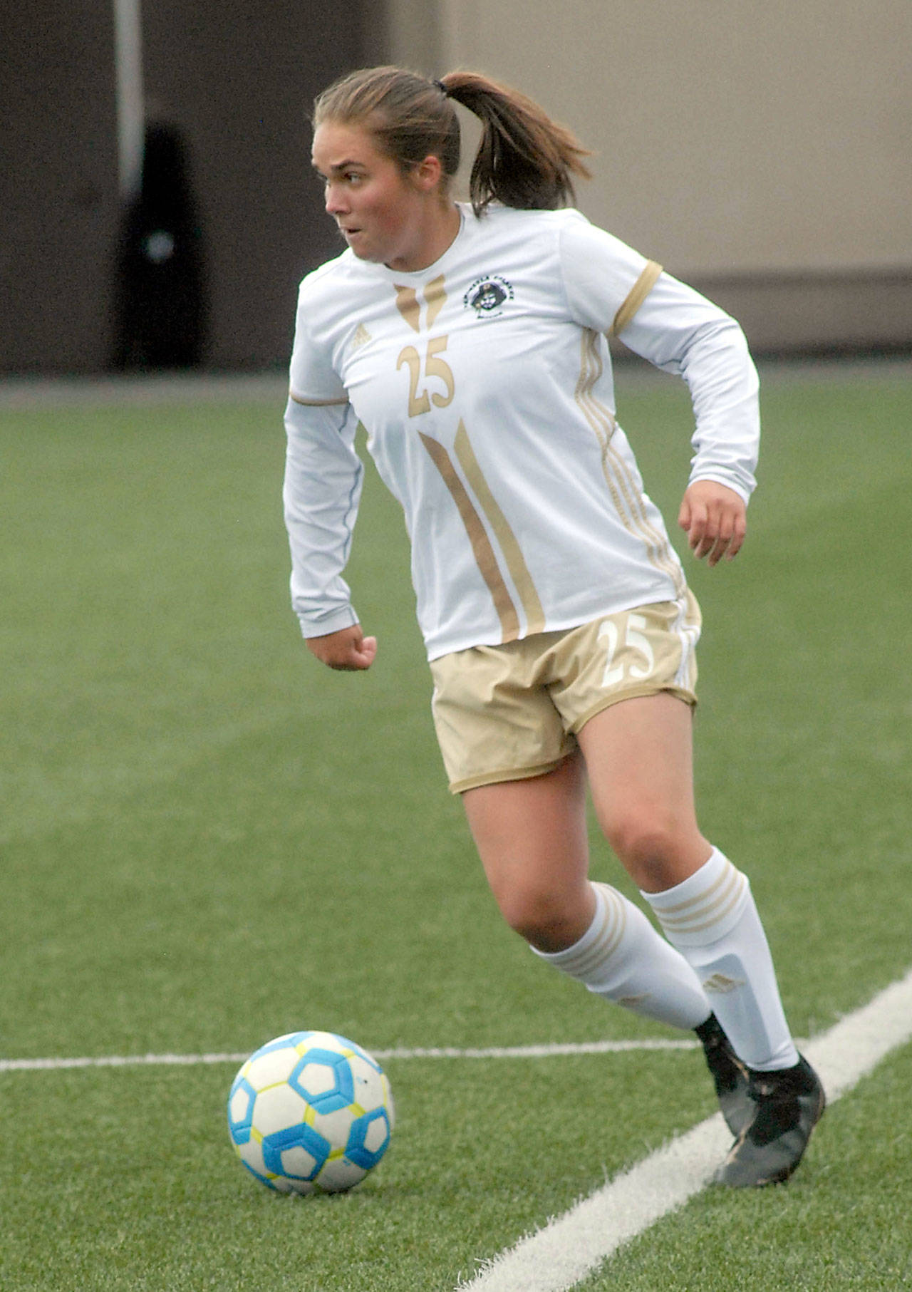 Keith Thorpe/Peninsula Daily News Peninsula’s Samantha Oliveira dribbles the ball in her team’s Oct. 3 match against Skagit Valley.