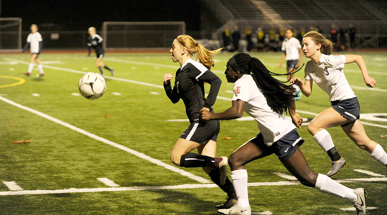 Michael Dashiell/Olympic Peninsula News Group Sequim forward Daisy Ryan, center, leads a breakaway in the first half of Sequim’s state 2A playoff loss to Ellensburg on Nov. 7.