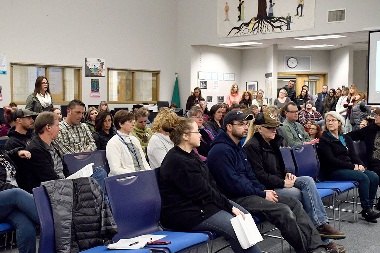 Crowd objects to Chimacum principal resigning