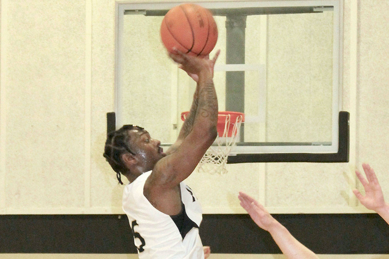 MEN’S BASKETBALL: Peninsula hangs with Edmonds, falls late