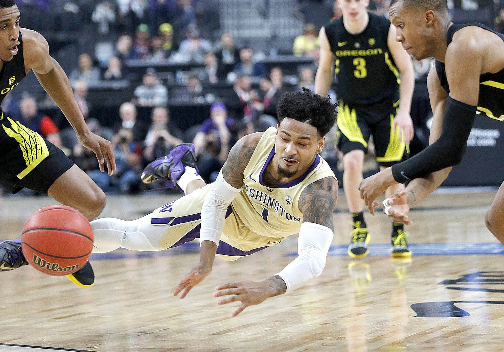 Washington’s David Crisp passes the ball during the second half of the team’s NCAA college basketball game against Oregon in the final of the Pac-12 men’s tournament Saturday in Las Vegas. (The Associated Press)