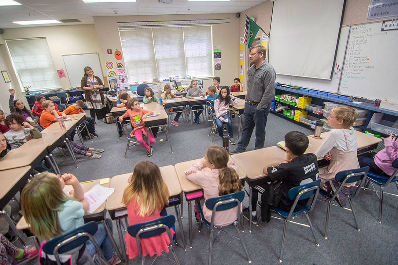 State legislator talks with students about straws