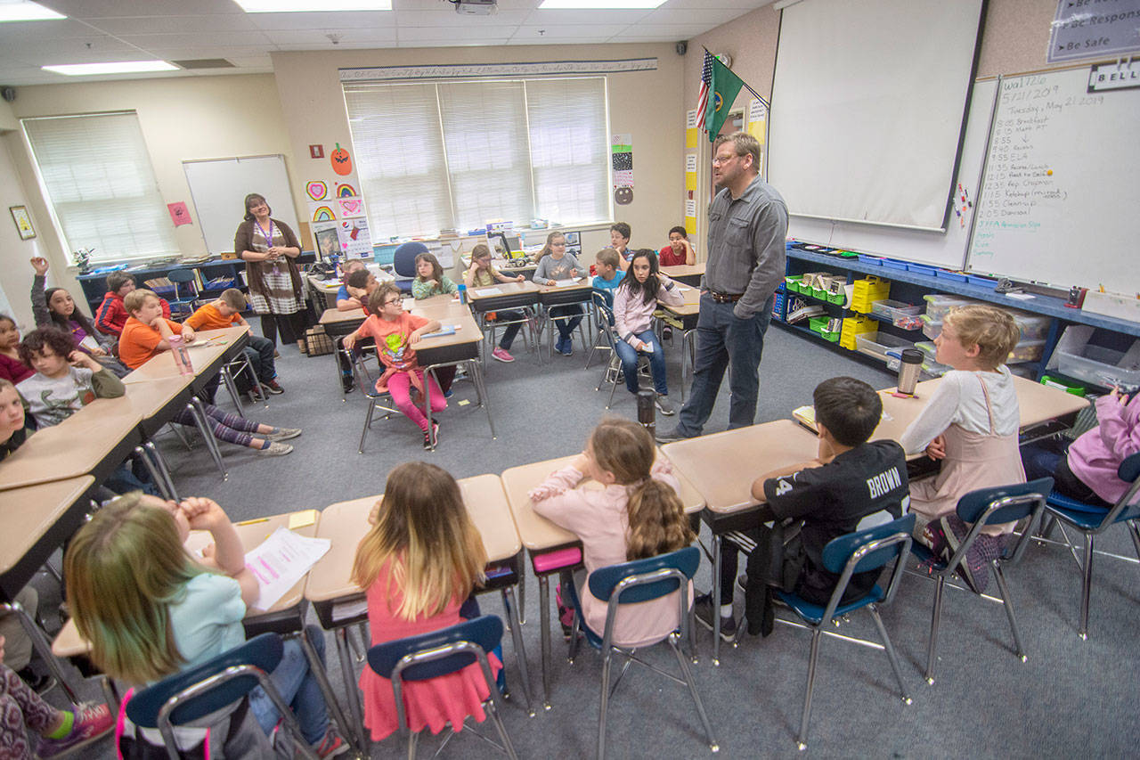 State Rep. Mike Chapman speaks to fourth-grade students at Jefferson Elementary School about straws. (Jesse Major/Peninsula Daily News)