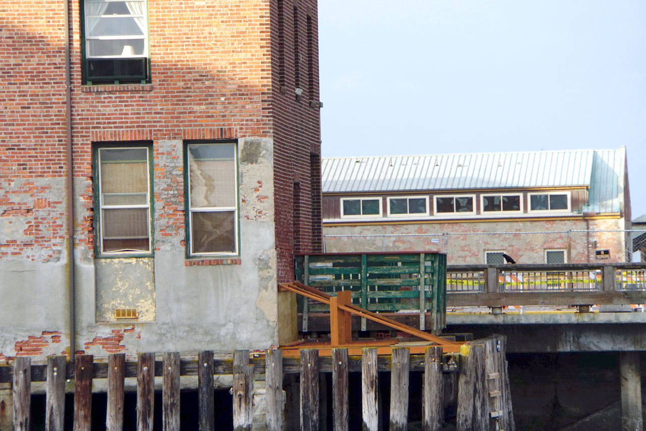 Waterside units at the Admiralty Apartment on Taylor Street in Port Townsend were evacuated Friday after engineers discovered a bow in the building and reinforced the wall. The city’s development services department red-tagged the property. A posted warning states the structure is in danger of being or has been damaged and is unsafe and that entry may result in injury or death. (Steven Mullensky/for Peninsula Daily News)