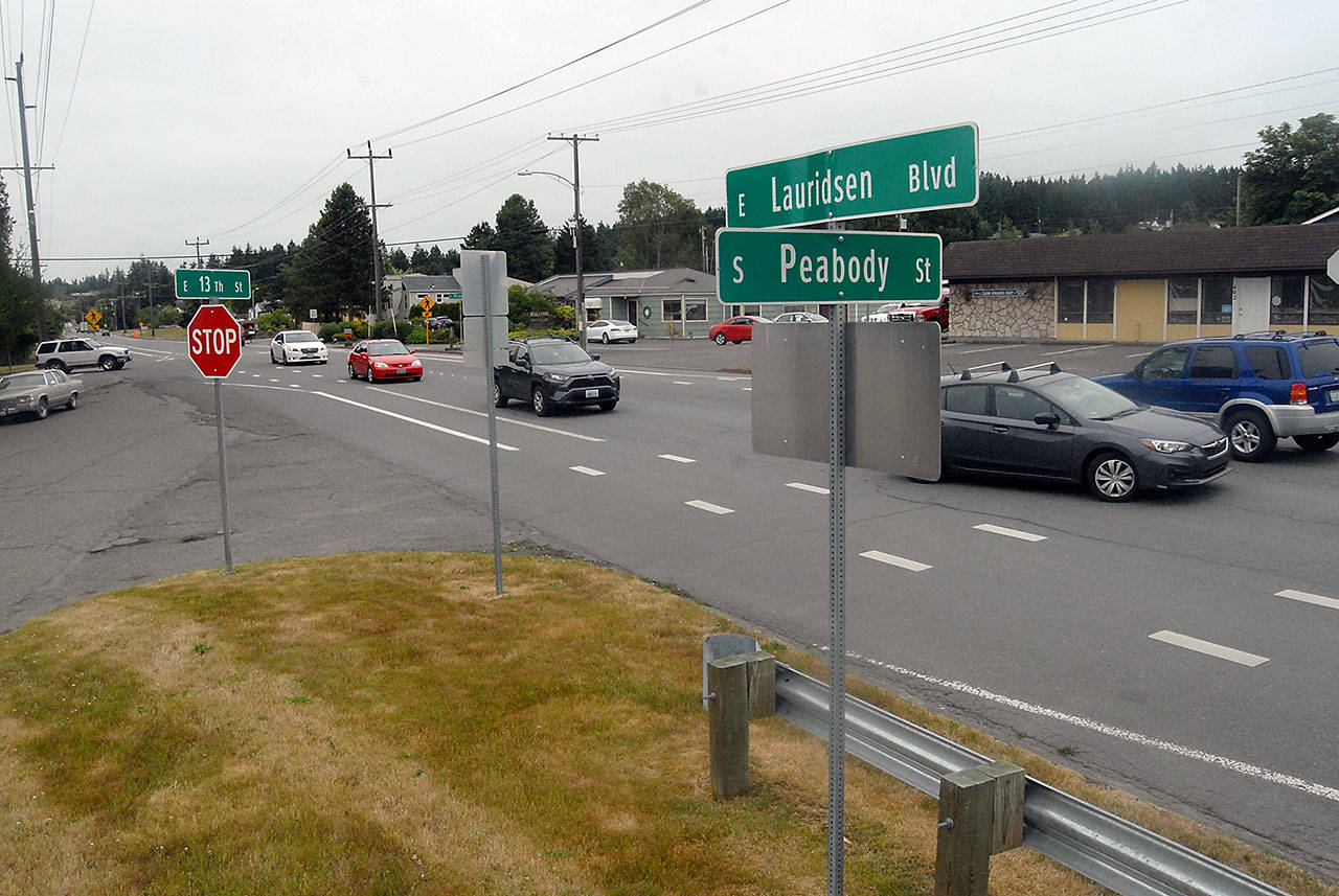 Traffic backs up on Lauridsen Boulevard at the intersection of Peabody and 13th streets in Port Angeles. (Keith Thorpe/Peninsula Daily News)