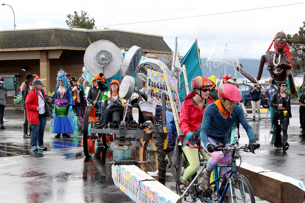 Skulptures Precarious Aquarius and Screws Loose line up for the Art Parade on Saturday on Water Street in Port Townsend. Both teams were Master Award winners after completing the entire race in the specified time limits, having the same pilots throughout and not removing equipment from their skulpture. (Zach Jablonski/Peninsula Daily News)